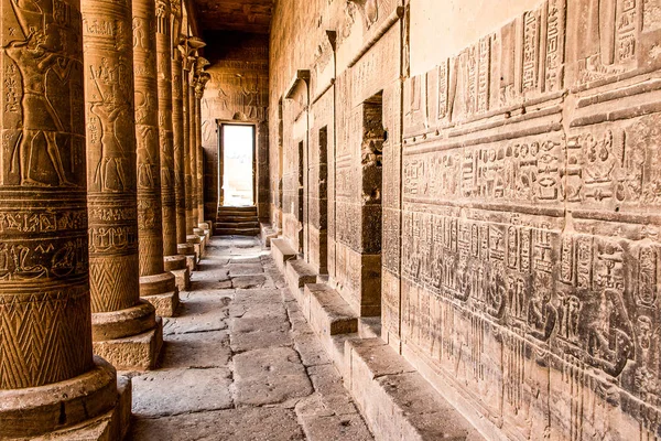 Colunas no templo de Ísis de Philae em sua localização atual na ilha de Agilkia, no Lago Nasser, Egito — Fotografia de Stock
