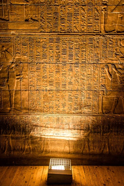 Hieroglyfer i Isis tempel från Philae på sin nuvarande plats på Agilkia Island i sjön Nasser, Egypten — Stockfoto