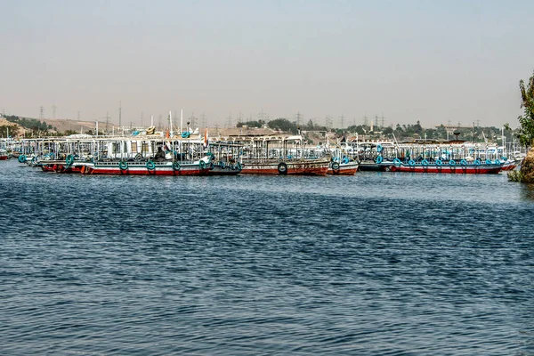 Marina Philae Egypt 20.05.2018 Turisté lodí do chrámu Philea Projekt UNESCO přesunul chrám kvůli přehradě Aswan — Stock fotografie