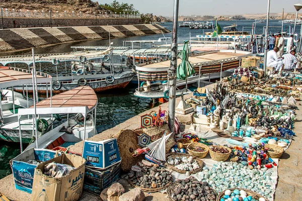 Marina Philae Egypte 20.05.2018 Egyptische Souvenier staan bij Toeristen boothaven naar Philea tempel Unesco erfgoed — Stockfoto