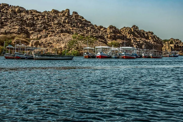 Marina Philae EGITTO 20.05.2018 Le barche turistiche al tempio di Philea Il progetto UNESCO ha spostato il tempio a causa della diga di Assuan — Foto Stock