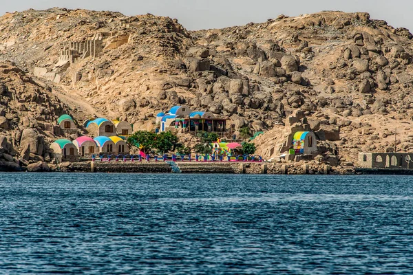 Marina Philae EGYPT 20.05.2018 - Restaurante Solaih Nubian e Guest House Philae lago com barcos turísticos — Fotografia de Stock