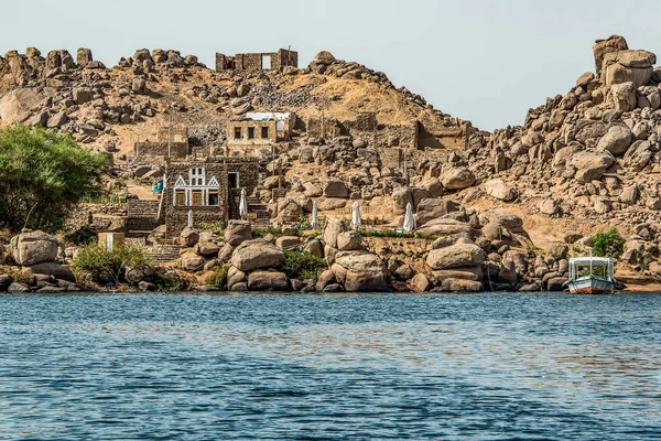 Marina Philae EGYPT 20.05.2018 - Solaih Nubian Restaurant and Guest House Philae lake with Tourists boats — Stock Photo, Image