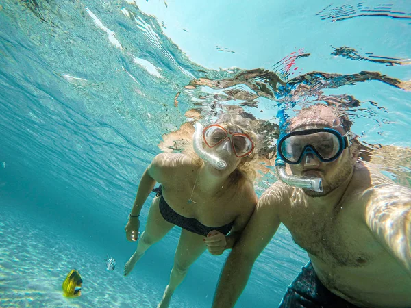 Pareja joven snorkeling selfie cámara submarina en el arrecife de coral en el océano de Egipto Hurghada viaje concepto vacaciones — Foto de Stock