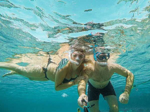 Pareja joven snorkeling selfie cámara submarina en el arrecife de coral en el océano de Egipto Hurghada viaje concepto vacaciones — Foto de Stock