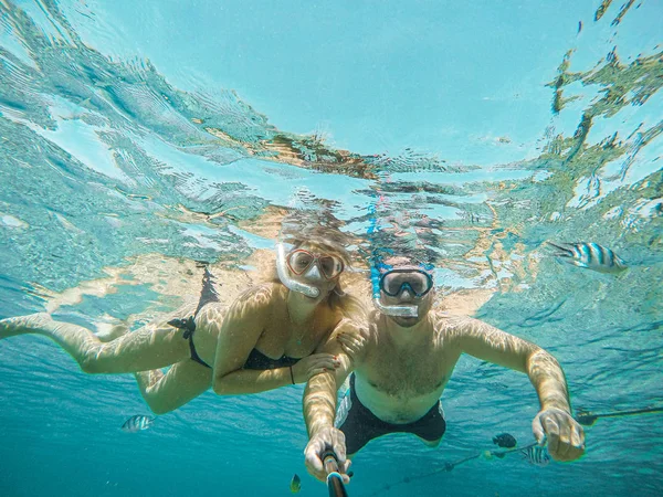 Молода пара підводних фотоапаратів на кораловому рифі в океані Гургада подорожує концептуальною відпусткою. — стокове фото