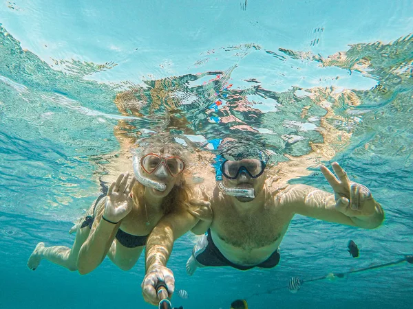 Pareja joven snorkeling selfie cámara submarina en el arrecife de coral en el océano de Egipto Hurghada viaje concepto vacaciones — Foto de Stock