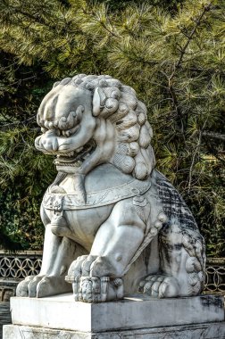 Pekin yakınlarındaki dağlarda Çin Seddi 'nin önündeki heykel.