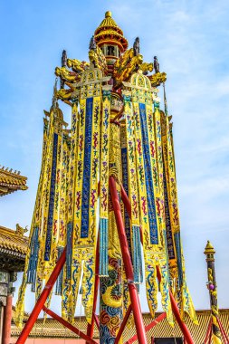 Çin 'in başkenti Pekin' deki Yasak Şehir 'in içinde altın ejder kafası ve altın sancaklar taşıyan bir posta.