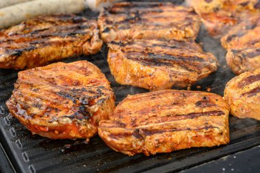 Kömür mangalında ızgara bbq biftekli sosis ve lezzetli yaz yemeği.