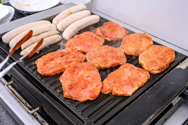 Barbecue barbecue barbecue sur charbon de bois grill avec steaks saucisses bratwurst et viande délicieux repas d'été — Photo