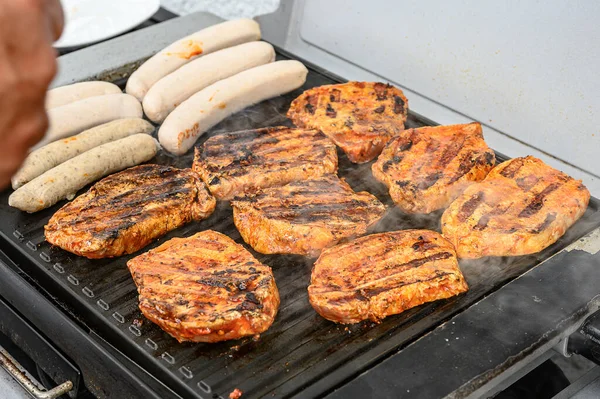 Grillgrill bbq på kol träkol grill med biffar bratwurst korv och kött läckra sommarmåltid — Stockfoto