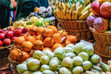 Portekiz 'deki Funchal Mercado dos Lavradores Madeira adasındaki ünlü pazarda taze egzotik meyveler.