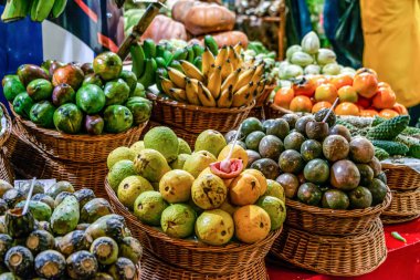 Portekiz 'deki Funchal Mercado dos Lavradores Madeira adasındaki ünlü pazarda taze egzotik meyveler.