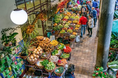 Funchal, Portekiz 27.10.2018 Funchal Mercado dos Lavradores Madeira Adası 'ndaki ünlü egzotik meyveler