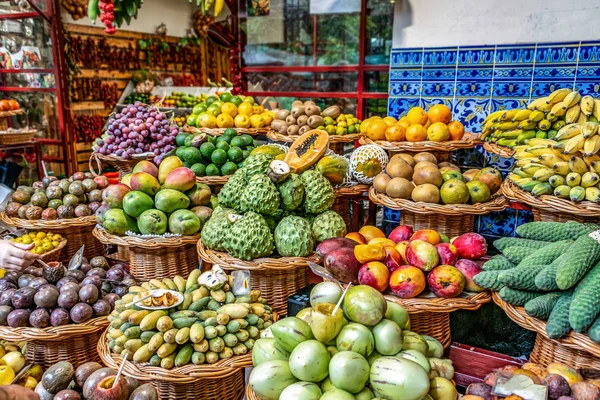 Verse exotische vruchten op de beroemde markt in Funchal Mercado dos Lavradores Madeira, Portugal — Stockfoto