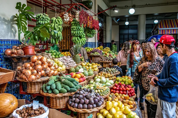 Funchal, Portugal 27.10.2018 Verse exotische vruchten op de beroemde markt in Funchal Mercado dos Lavradores Madeira — Stockfoto