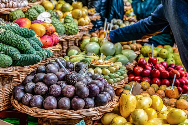 Verse exotische vruchten op de beroemde markt in Funchal Mercado dos Lavradores Madeira, Portugal — Stockfoto