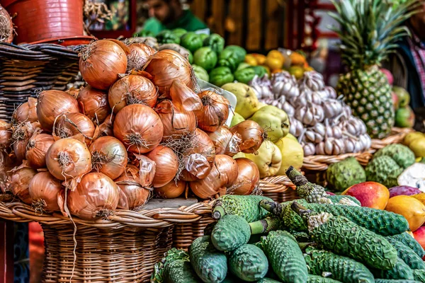 Verse uien en exotisch fruit op de beroemde markt in Funchal Mercado dos Lavradores Madeira, Portugal — Stockfoto
