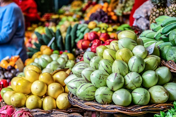 Verse exotische vruchten op de beroemde markt in Funchal Mercado dos Lavradores Madeira, Portugal — Stockfoto