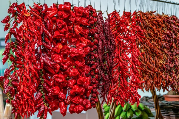 Close up zicht op het ophangen van hete gedroogde chili pepers op de lokale boerenmarkt Mercado dos Lavradores in Funchal Madeira — Stockfoto