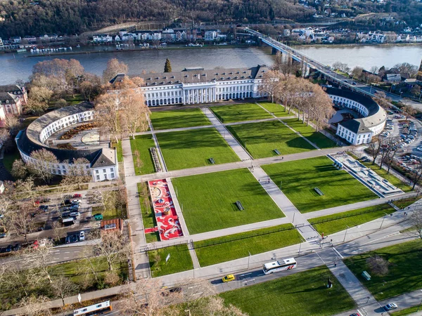 Koblenz City in Rhineland Palantino - Německo - letecký záběr historického německého paláce Budova s obrovským parkem — Stock fotografie