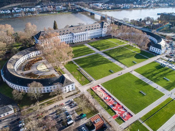 Koblenz City in Rhineland Palantino - Německo - letecký záběr historického německého paláce Budova s obrovským parkem — Stock fotografie