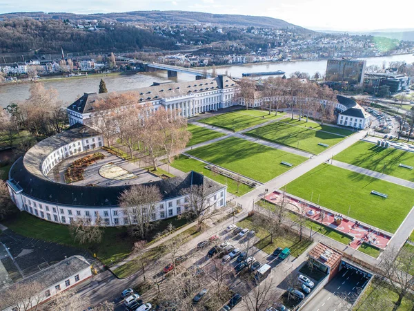 Città di Coblenza in Renania Palantino - Germania - ripresa aerea dello storico palazzo tedesco Edificio con enorme parco — Foto Stock