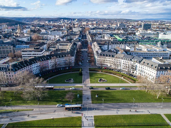 Koblenz City in Rhineland Palantino - Γερμανία - εναέρια λήψη του ιστορικού γερμανικού παλατιού Building wit huge park — Φωτογραφία Αρχείου