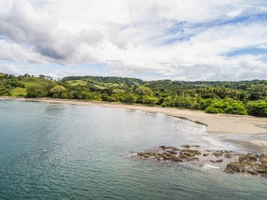 Kosta Rika 'daki Playa Arenillas' ın Guanacaste 'deki Papagayo yarımadasındaki tropikal plajın hava görüntüsü.