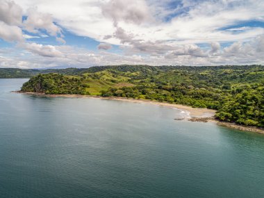 Kosta Rika 'daki Playa Arenillas' ın Guanacaste 'deki Papagayo yarımadasındaki tropikal plajın hava görüntüsü.