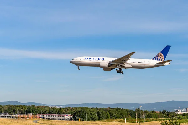 FRANKFURT GERMANY 11.08.2019 USA United AIRLINES Boeing 767-332 approaching to fraport airport for Landing on Blue sky — Stock Photo, Image