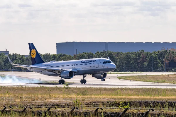 FRANCESCO, GERMANIA 11.08.2019 Lufthansa AIRLINES Airbus A320-214 atterra all'aeroporto di Francoforte sul Meno — Foto Stock