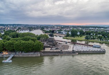 Koblenz Şehri Almanya 14.06.2019 Tarihi Alman Köşesinde Elektronik Şarap Etkinliği güneşli bir günde