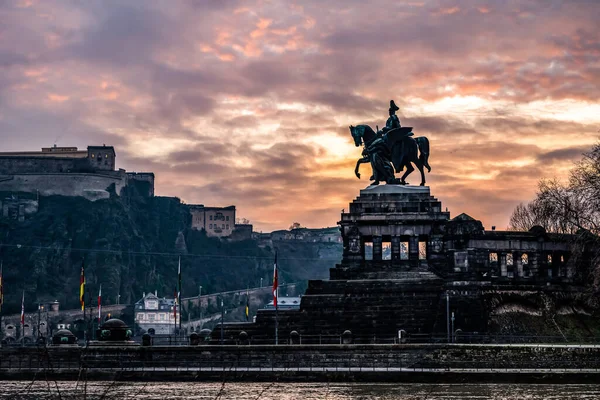 Kleurrijke zonsopgang brandende hemel Koblenz Historisch monument van de stad Duitse Hoek waar de rivier rhine en mosele samen stromen — Stockfoto