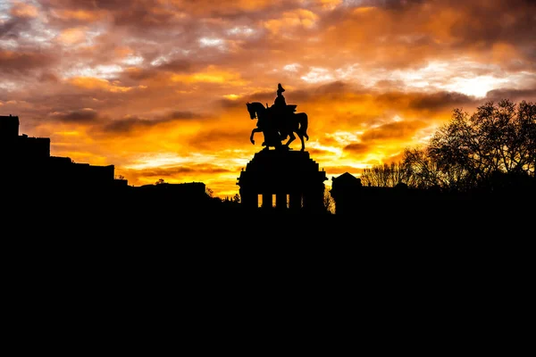 Πολύχρωμο Sunrise καύση ουρανό Koblenz City ιστορικό μνημείο γερμανική γωνία όπου ο ποταμός ρινόκερος και Mosele ροή μαζί — Φωτογραφία Αρχείου
