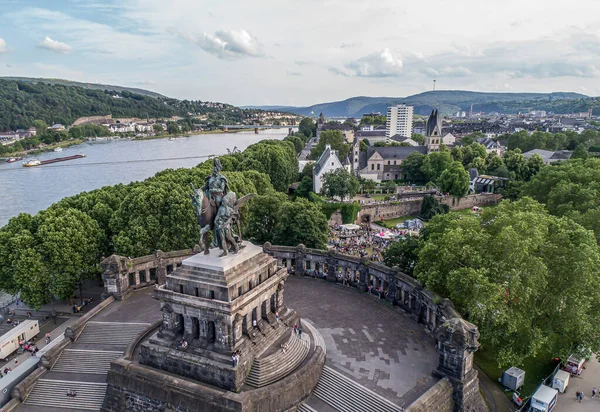 Città di Coblenza Germania 14.06.2019 Evento Vino elettronico al monumento storico Angolo tedesco in una giornata di sole — Foto Stock
