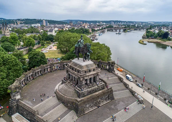 Koblenz City Duitsland 14.06.2019 Evenement Elektronische wijn op historisch monument German Corner op een zonnige dag — Stockfoto