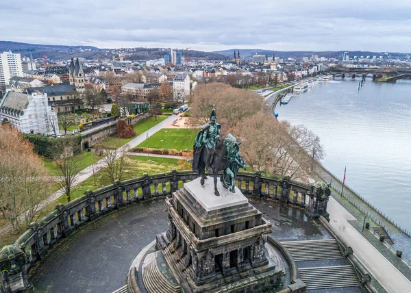 Historisch monument van de stad Koblenz Duitsland Duitse hoek waar de rivieren Rijn en mosele op een zonnige dag samenvloeien — Stockfoto