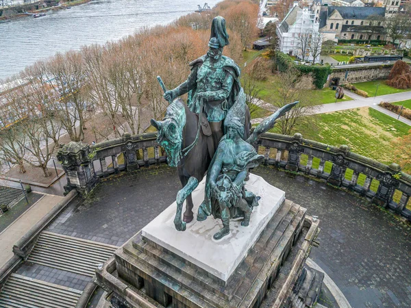 Koblenz város Németország történelmi emlékmű német sarok ahol a folyók Rajna és a Foldi Beatrix áramlás együtt, egy napsütéses napon — Stock Fotó