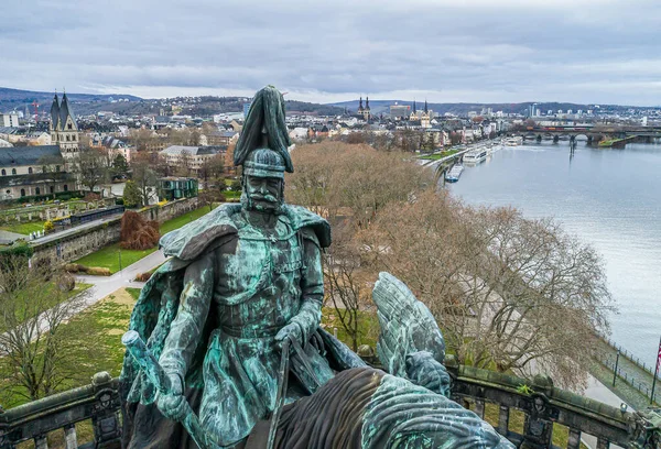 Koblenz City Alemanha monumento histórico esquina alemã onde os rios rhine e mosele fluem juntos em um dia ensolarado — Fotografia de Stock