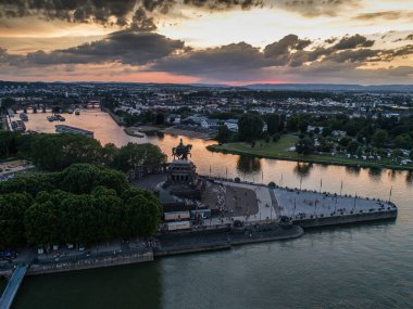 Koblenz şehir Almanya tarihi bir anıt Alman köşe günbatımı nerede Ren ve mosele birlikte nehirlerinin
