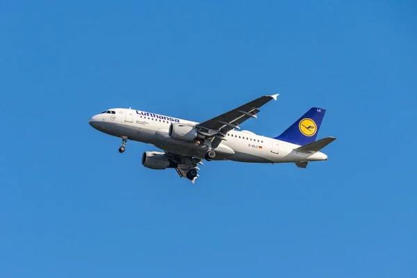 Frankfurt, Tyskland 11.08.2019 Lufthansa Airlines D-Ailc Airbus A319-114 avgår från flygplatsen i Fraport — Stockfoto