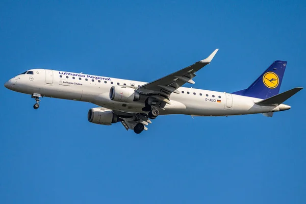 FRANKFURT ALEMANIA 11.08.2019 Lufthansa AIRLINES D-AECI Embraer E190LR aterrizaje en el aeropuerto de Fraport contra el cielo azul — Foto de Stock