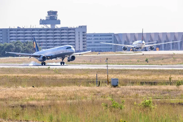 FRANKFURT, GERMANY 11.08.2019 Lufthansa AIRLINES Airbus A320-214 landing at the fraport airport based in Frankfurt — стоковое фото