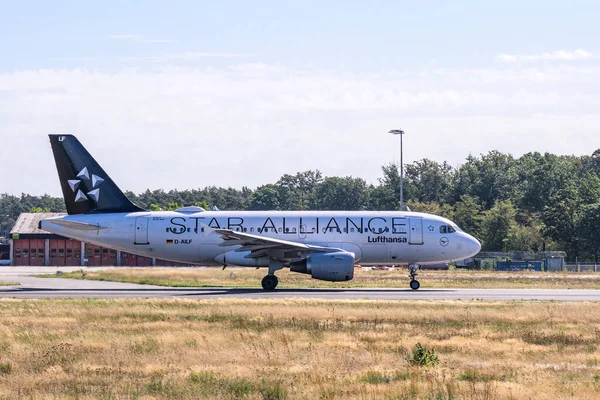 Frankfurt Germany 11.08.2019 Lufthansa Airlines D-Ailf Airbus A319-114 злітає в аеропорту. — стокове фото