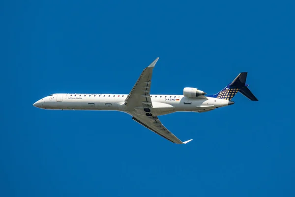ALEMANHA FRANCURTA 11.08.2019 Lufthansa AIRLINES D-ACND Bombardier CRJ-900LR decolagem no aeroporto de Fraport contra o céu azul — Fotografia de Stock