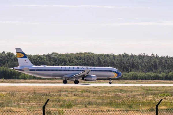 Frankfurt Germany 11.08.2019 Lufthansa Airlines D-Aidv Airbus A321-231 злітає в аеропорту. — стокове фото