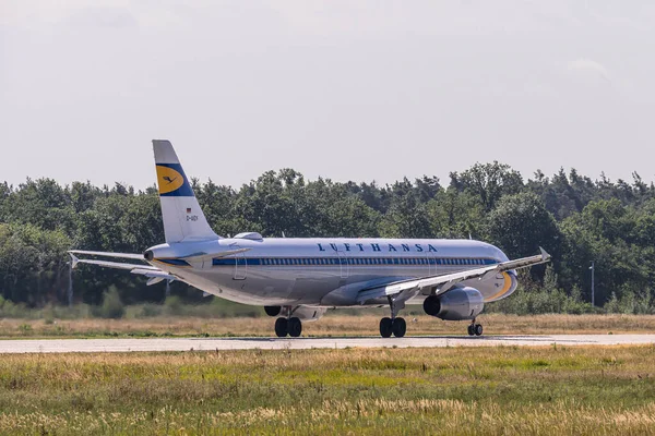 FRANKFURT ALEMANIA 11.08.2019 Lufthansa AIRLINES D-AIDV Airbus A321-231 despegue en el aeropuerto de Fraport — Foto de Stock