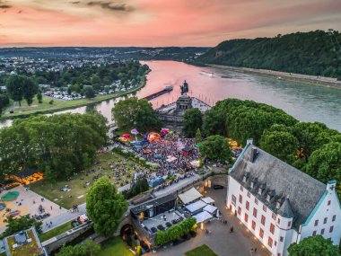 Koblenz Şehri Almanya 14.06.2019 Tarihi Alman Köşesinde Elektronik Şarap Etkinliği güneşli bir günde